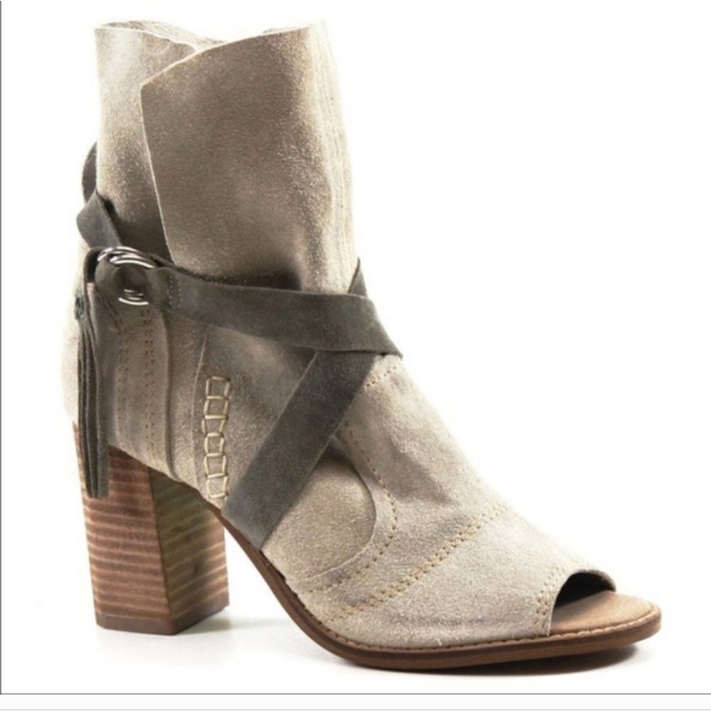 NWOB Diba True "New Kicks" Blonde Suede Booties